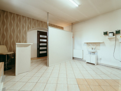 Zabehnutý komerčný priestor k podnikaniu (Salón)