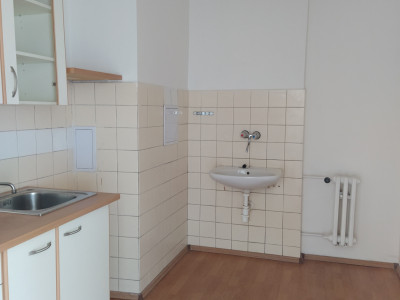 Prenájom samostatný celok 3 kancelárií/ viacúčelových miestností 80m2 s kuchynkou! + parkovanie, Bulharská ul., BA II., Trnávka.