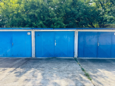 PREDAJ: GARÁŽ S JAMOU A VODOU (18 M²)