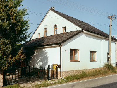 VEĽKORYSÝ RD PO REKONŠTRUKCII S POZEMKOM A PRIESTOROM PRE BÝVANIE AJ PODNIKANIE