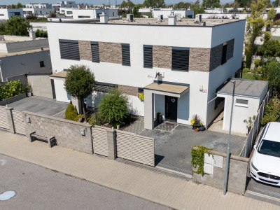MODERNÝ 4I RODINNÝ DOM S OČARUJÚCOU ZÁHRADOU | ROVINKA RESIDENCE