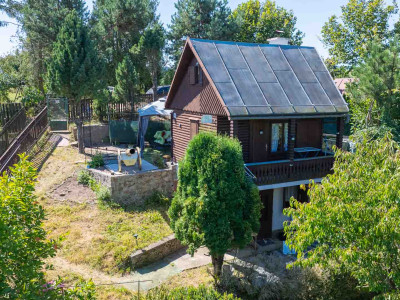 Rekreačná 3-podlažná chata v TOP stave s upraveným pozemkom a panoramatickým výhľadom, Brezno