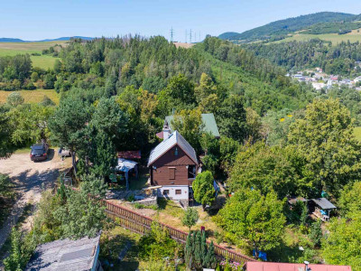 Rekreačná 3-podlažná chata v TOP stave s upraveným pozemkom a panoramatickým výhľadom, Brezno
