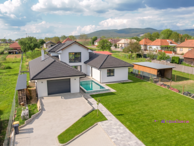 Luxusný 6i dom s bazénom a zapusteným sedením