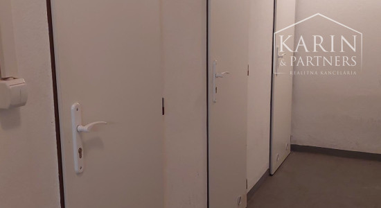 Vajnory - 3 izbový byt s loggiou, pivnicou  a parkovaním