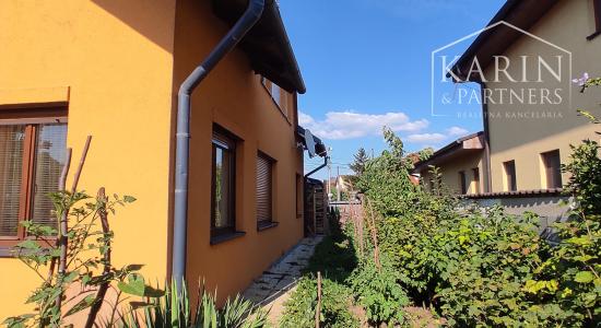 5-izbový rodinný dom s hosťovským bytom v centre Ivanky pri Dunaji