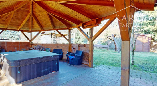 Predaj – Atraktívny zrubový rodinný dom s osobitou atmosférou - Devínska Nová Ves. BA IV- TOP PONUKA !