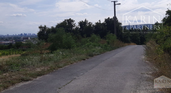 NA PREDAJ  POZEMOK NA INVESTÍCIU BRATISLAVA –RAČA , KAMILKOVÁ UL.