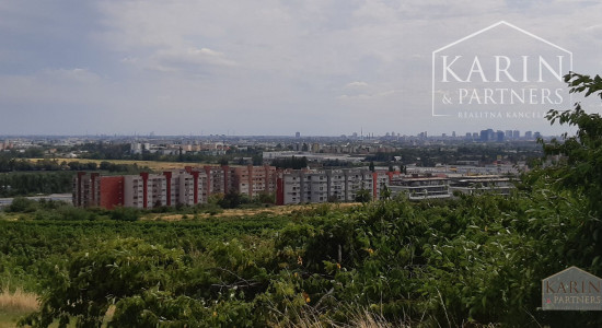 NA PREDAJ  POZEMOK NA INVESTÍCIU BRATISLAVA –RAČA , KAMILKOVÁ UL.