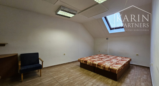 NA PREDAJ POLYFUNKČNÁ BUDOVA V SRDCI MESTA HOLÍČ