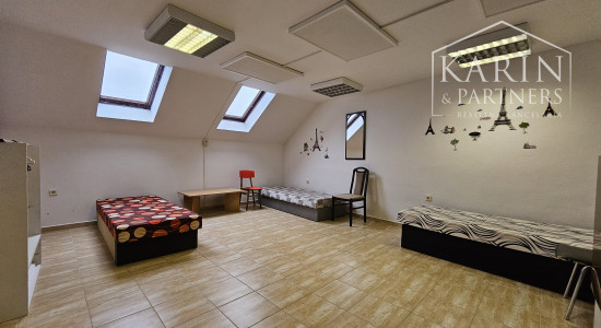 NA PREDAJ POLYFUNKČNÁ BUDOVA V SRDCI MESTA HOLÍČ