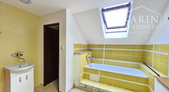 NA PREDAJ POLYFUNKČNÁ BUDOVA V SRDCI MESTA HOLÍČ