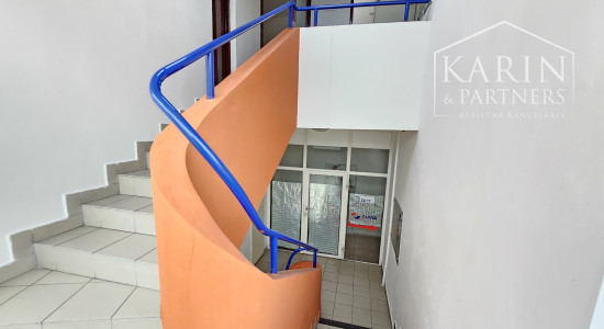 NA PREDAJ POLYFUNKČNÁ BUDOVA V SRDCI MESTA HOLÍČ