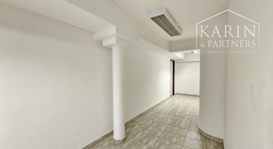 NA PREDAJ POLYFUNKČNÁ BUDOVA V SRDCI MESTA HOLÍČ