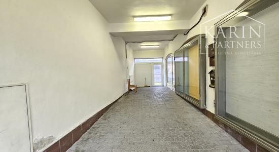 NA PREDAJ POLYFUNKČNÁ BUDOVA V SRDCI MESTA HOLÍČ