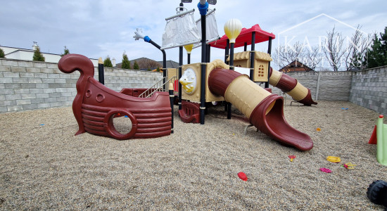 4 izbový RD 100m2 so záhradou 144m2, solárne panely, 2x parking, pokojná časť Rovinky