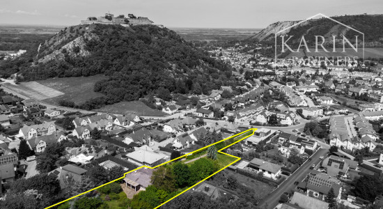 Pozerajte z okna priamo na hrad - na predaj pozemok s rodinným domom v nádhernom prostredí pod Hradom Schlossberg v Hainburgu.