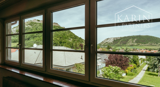 Pozerajte z okna priamo na hrad - na predaj pozemok s rodinným domom v nádhernom prostredí pod Hradom Schlossberg v Hainburgu.