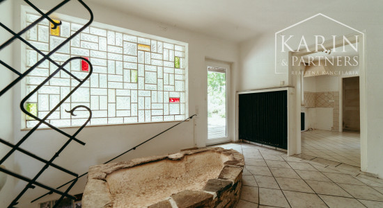 Pozerajte z okna priamo na hrad - na predaj pozemok s rodinným domom v nádhernom prostredí pod Hradom Schlossberg v Hainburgu.