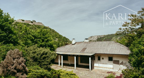 Pozerajte z okna priamo na hrad - na predaj pozemok s rodinným domom v nádhernom prostredí pod Hradom Schlossberg v Hainburgu.