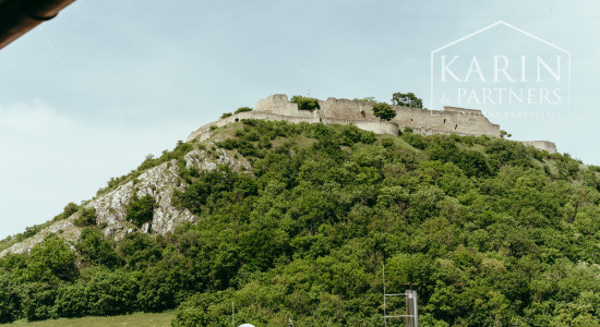 Pozerajte z okna priamo na hrad - na predaj pozemok s rodinným domom v nádhernom prostredí pod Hradom Schlossberg v Hainburgu.