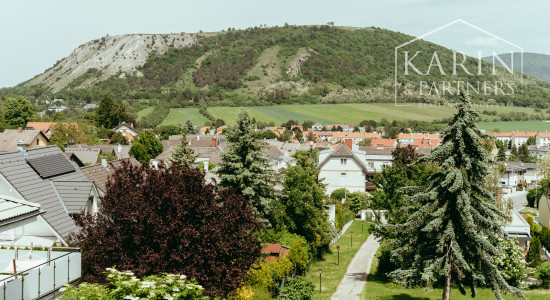 Pozerajte z okna priamo na hrad - na predaj pozemok s rodinným domom v nádhernom prostredí pod Hradom Schlossberg v Hainburgu.