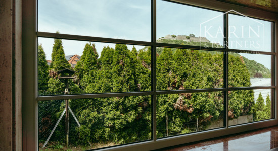 Pozerajte z okna priamo na hrad - na predaj pozemok s rodinným domom v nádhernom prostredí pod Hradom Schlossberg v Hainburgu.