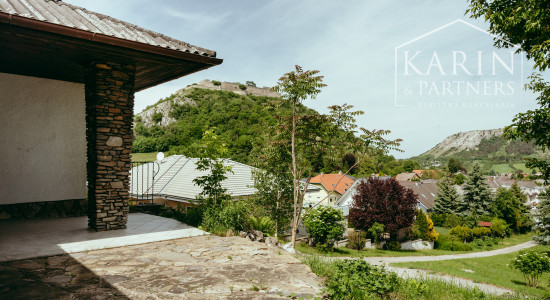 Pozerajte z okna priamo na hrad - na predaj pozemok s rodinným domom v nádhernom prostredí pod Hradom Schlossberg v Hainburgu.