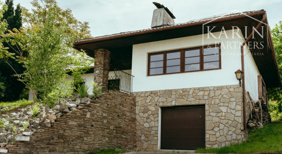 Pozerajte z okna priamo na hrad - na predaj pozemok s rodinným domom v nádhernom prostredí pod Hradom Schlossberg v Hainburgu.
