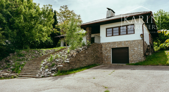 Pozerajte z okna priamo na hrad - na predaj pozemok s rodinným domom v nádhernom prostredí pod Hradom Schlossberg v Hainburgu.