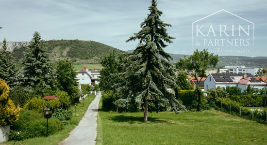 Pozerajte z okna priamo na hrad - na predaj pozemok s rodinným domom v nádhernom prostredí pod Hradom Schlossberg v Hainburgu.