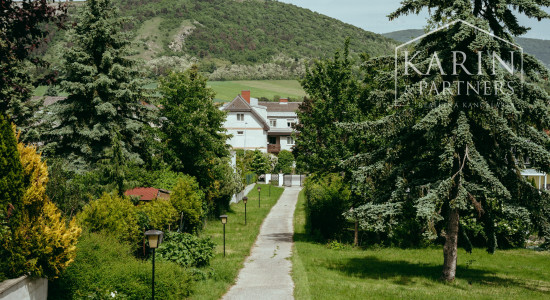 Pozerajte z okna priamo na hrad - na predaj pozemok s rodinným domom v nádhernom prostredí pod Hradom Schlossberg v Hainburgu.