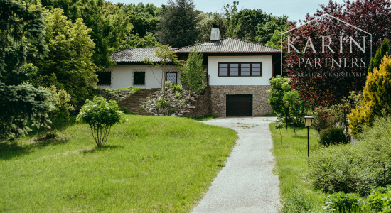 Pozerajte z okna priamo na hrad - na predaj pozemok s rodinným domom v nádhernom prostredí pod Hradom Schlossberg v Hainburgu.