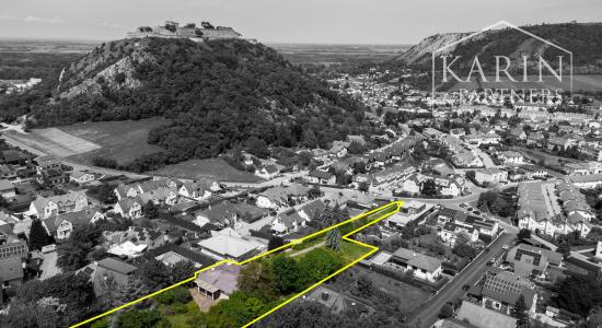 Pozerajte z okna priamo na hrad - na predaj pozemok s rodinným domom v nádhernom prostredí pod Hradom Schlossberg v Hainburgu.