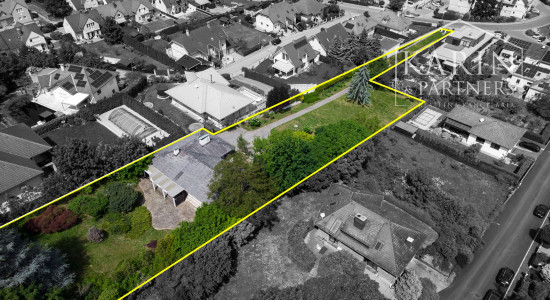 Pozerajte z okna priamo na hrad - na predaj pozemok s rodinným domom v nádhernom prostredí pod Hradom Schlossberg v Hainburgu.