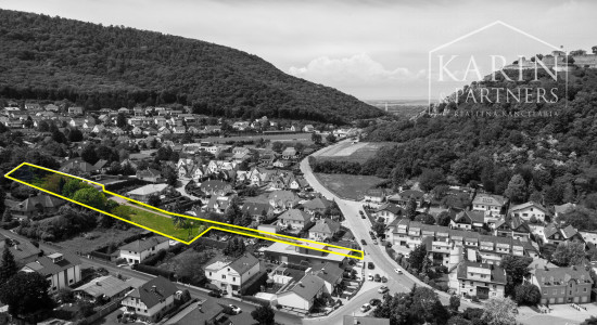 Pozerajte z okna priamo na hrad - na predaj pozemok s rodinným domom v nádhernom prostredí pod Hradom Schlossberg v Hainburgu.