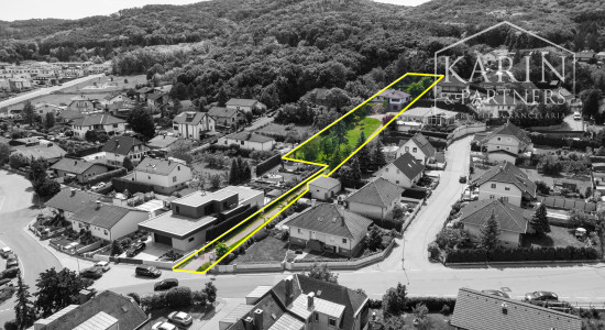 Pozerajte z okna priamo na hrad - na predaj pozemok s rodinným domom v nádhernom prostredí pod Hradom Schlossberg v Hainburgu.