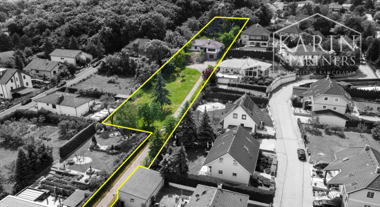 Pozerajte z okna priamo na hrad - na predaj pozemok s rodinným domom v nádhernom prostredí pod Hradom Schlossberg v Hainburgu.