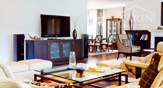 NA PREDAJ VEĽKOMETRÁŽNY ŠTVORIZBOVÝ BYT S DVOMI BALKÓNMI V TRENČIANSKYCH TEPLICIACH