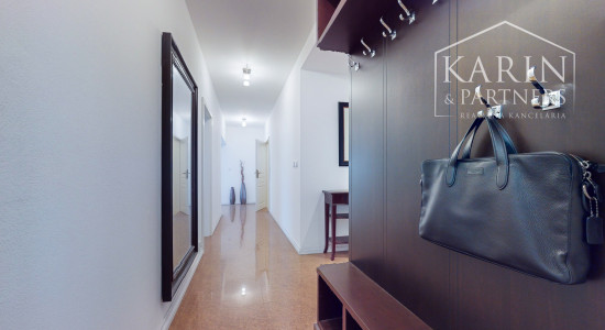 NA PREDAJ VEĽKOMETRÁŽNY ŠTVORIZBOVÝ BYT S DVOMI BALKÓNMI V TRENČIANSKYCH TEPLICIACH