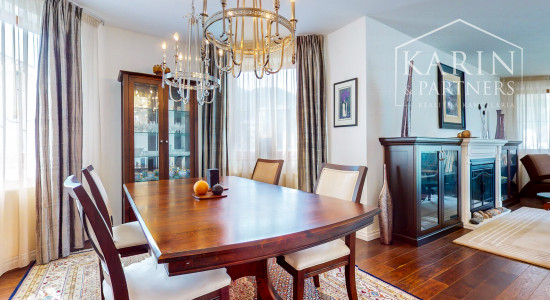 NA PREDAJ VEĽKOMETRÁŽNY ŠTVORIZBOVÝ BYT S DVOMI BALKÓNMI V TRENČIANSKYCH TEPLICIACH