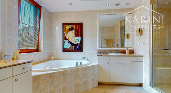 NA PREDAJ VEĽKOMETRÁŽNY ŠTVORIZBOVÝ BYT S DVOMI BALKÓNMI V TRENČIANSKYCH TEPLICIACH