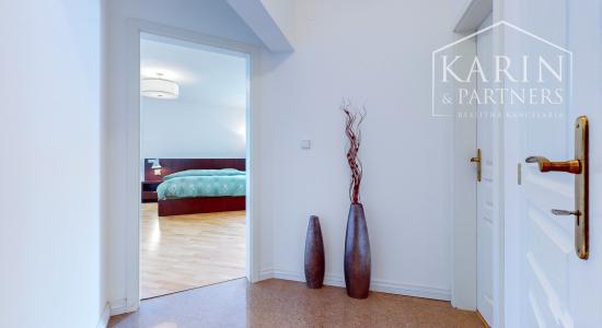 NA PREDAJ VEĽKOMETRÁŽNY ŠTVORIZBOVÝ BYT S DVOMI BALKÓNMI V TRENČIANSKYCH TEPLICIACH