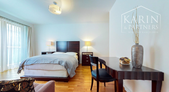 NA PREDAJ VEĽKOMETRÁŽNY ŠTVORIZBOVÝ BYT S DVOMI BALKÓNMI V TRENČIANSKYCH TEPLICIACH