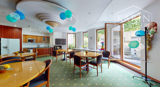 NA PREDAJ VEĽKOMETRÁŽNY ŠTVORIZBOVÝ BYT S DVOMI BALKÓNMI V TRENČIANSKYCH TEPLICIACH