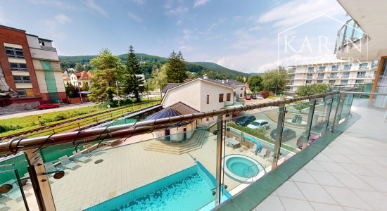 NA PREDAJ VEĽKOMETRÁŽNY ŠTVORIZBOVÝ BYT S DVOMI BALKÓNMI V TRENČIANSKYCH TEPLICIACH