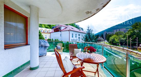 NA PREDAJ VEĽKOMETRÁŽNY ŠTVORIZBOVÝ BYT S DVOMI BALKÓNMI V TRENČIANSKYCH TEPLICIACH