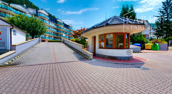 NA PREDAJ VEĽKOMETRÁŽNY ŠTVORIZBOVÝ BYT S DVOMI BALKÓNMI V TRENČIANSKYCH TEPLICIACH