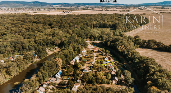 Chata pri Lábskom jazere neďaleko Bratislavy s možnosťou celoročného využitia