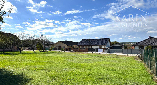 Rovinatý stavebný pozemok NITRA - Predaný